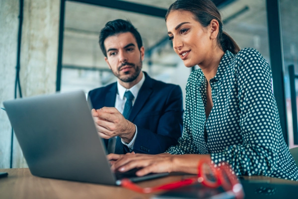 Équipe informatique planifiant la mise hors service d'une base de données historique